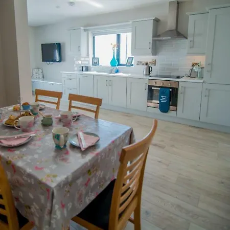 Beside The Sea & Minutes From Cliffs-clahane Shore بيت للعطل